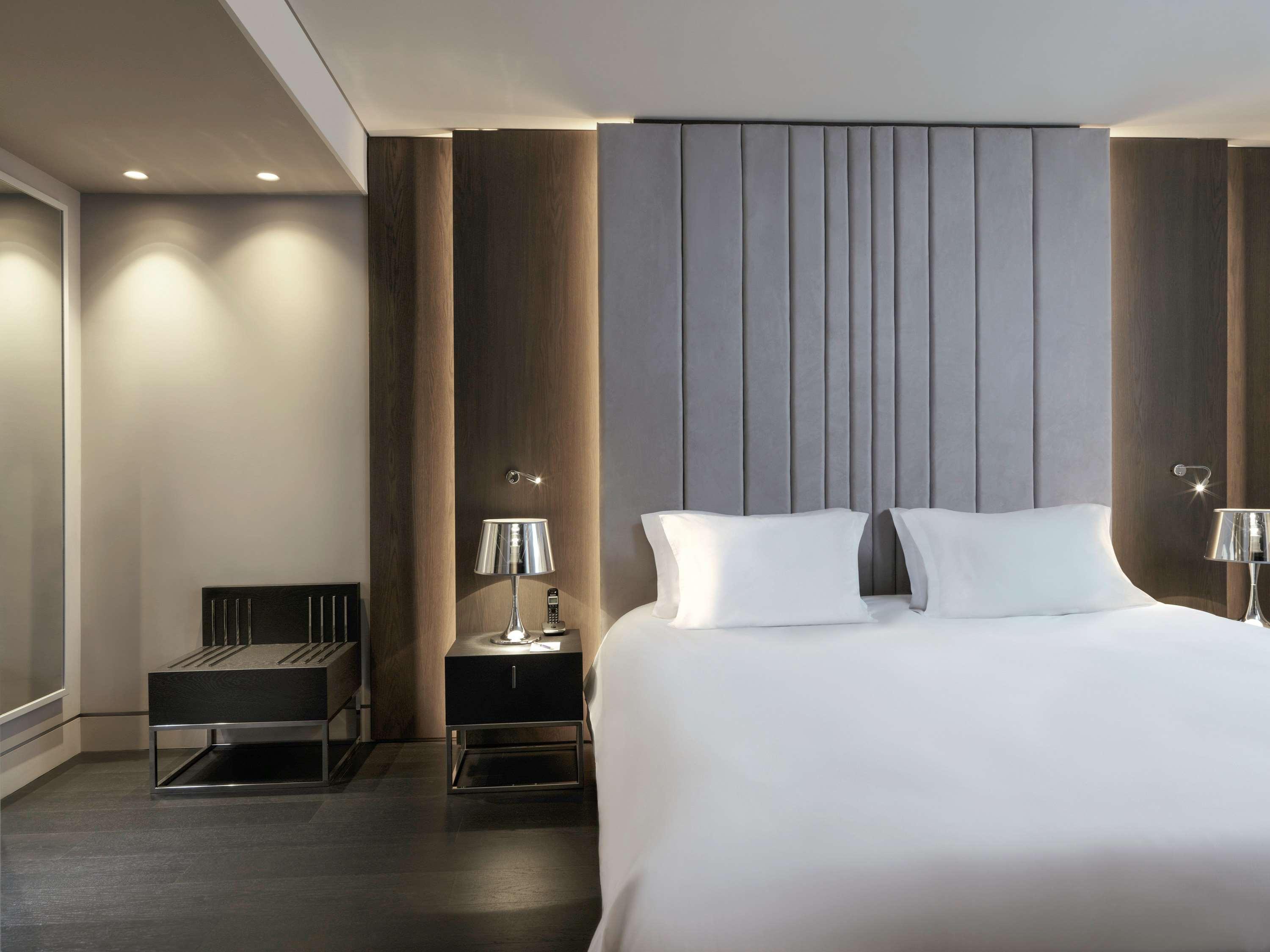 SUITE, KING BED, LIVING AREA, CLUB LOUNGE ACCESS