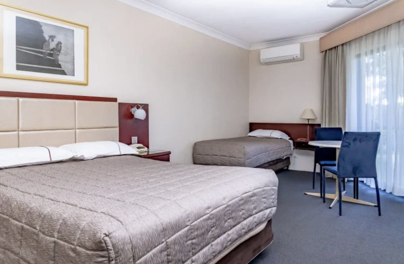 Charbonnier Motor Inn 1/10