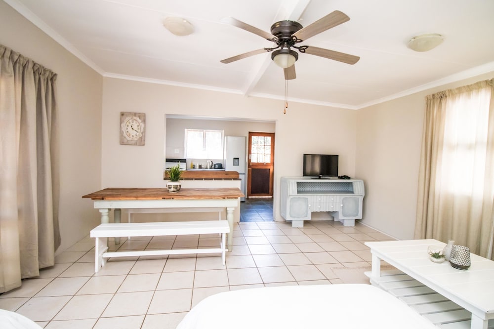 Little Rose Guesthouse & Self-Catering 8/50