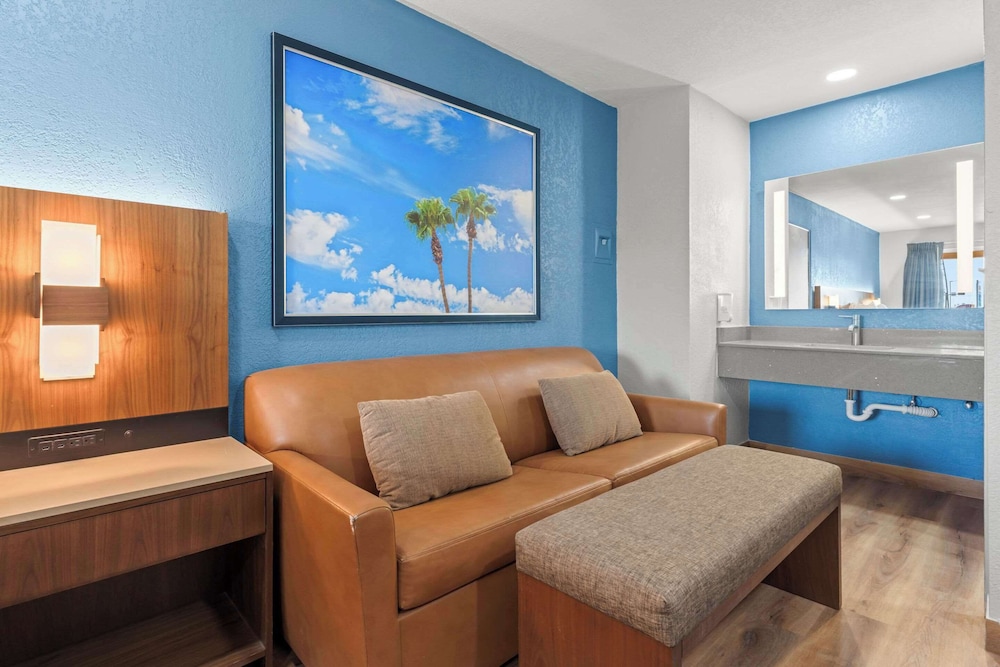 Econo Lodge Inn & Suites Sealy 39/52
