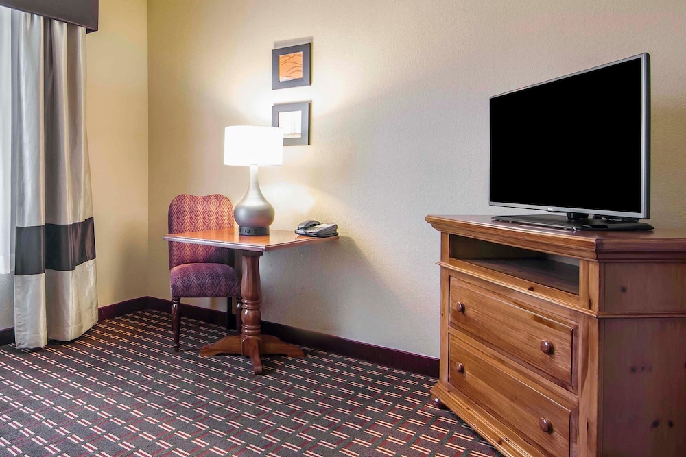 Quality Inn & Suites I-35 E-Walnut Hill 30/41