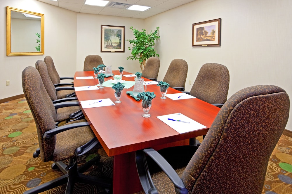 Holiday Inn Express Hotel Suites Latham 62/70