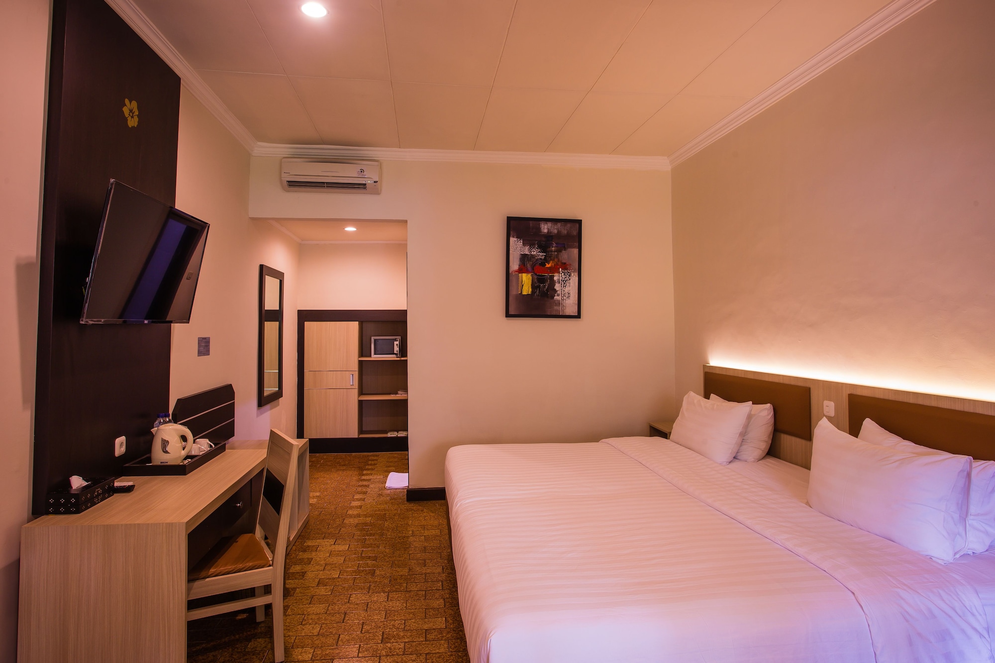 COTTAGE, KING BED, POOL ACCESS
