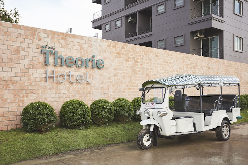 Theorie Hotel Sukhumvit 107 by Tolani 30/35