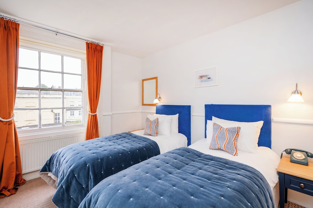 ROOM, TWIN BEDS