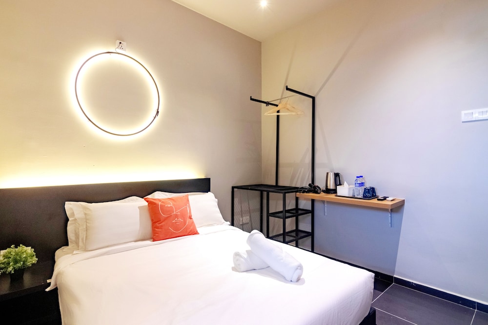 Ink Hotel 8/39