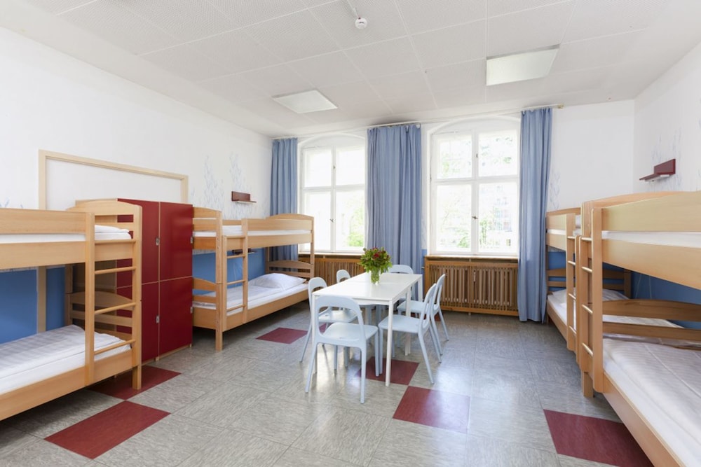 Three Little Pigs Hostel 12/44