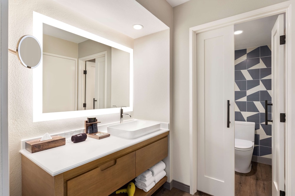 جناح بسريرين مزدوجين بإطلالة على المسبح بغرفة نوم واحدة مع أريكة في طابق مرتفع، Hyatt Centric Santa Clara Silicon Valley 3/4