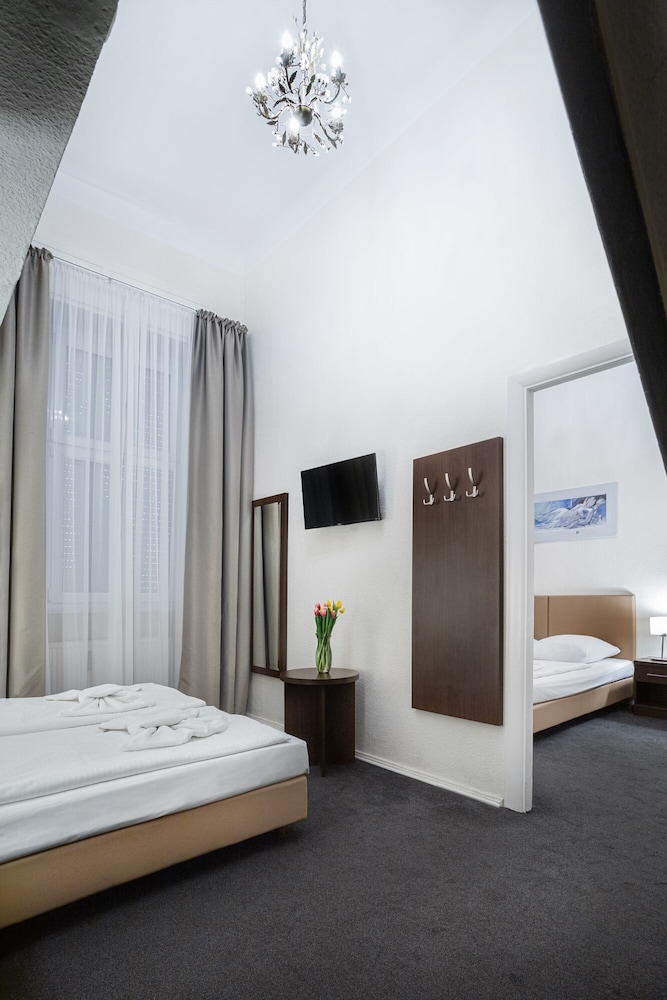 3 BEDROOMS, APARTMENT, 2 DOUBLE AND TWIN BEDS