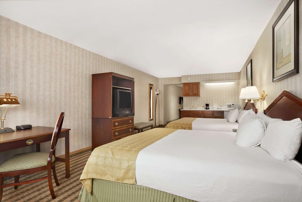 Ramada by Wyndham Saginaw Hotel and Suites 5/28