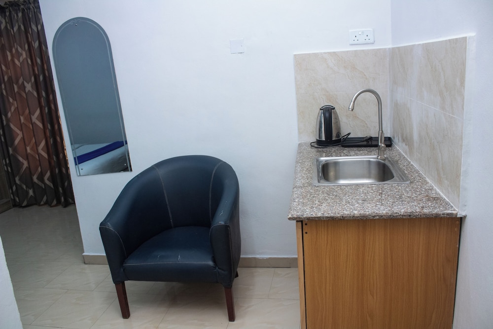 Mayors Diplomat Suites Opebi 8/48