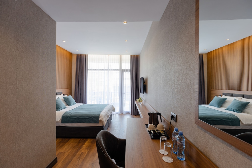 Standard, Double Bed, Back Side، Hotel Monarch 2/3
