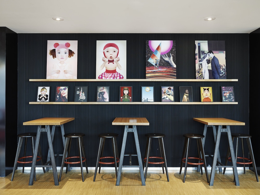 CITIZENM SCHIPHOL AIRPORT HOTEL 41/53