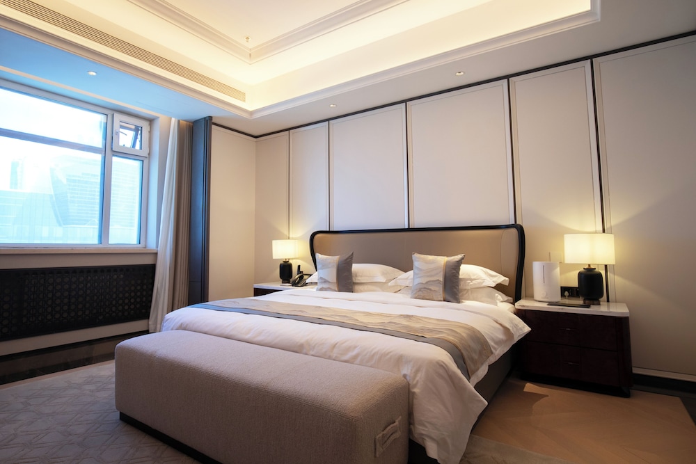 GRAND, SUITE