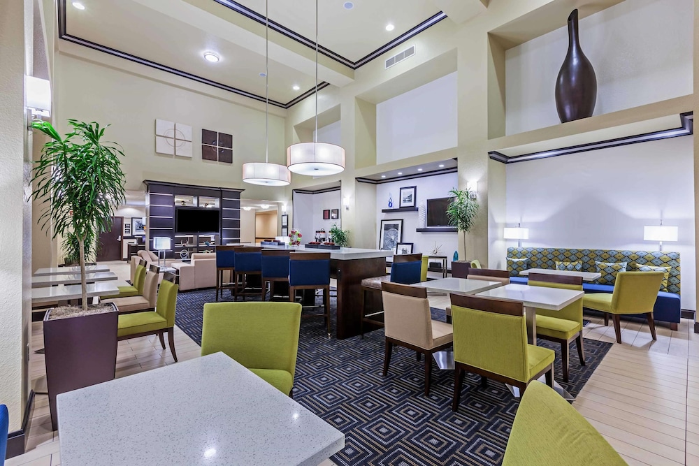 Hampton Inn and Suites Lake Jackson-Clute 36/41