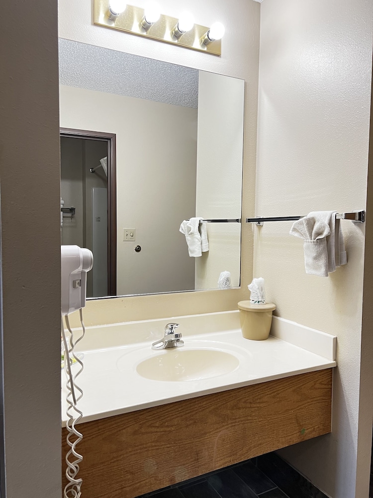 Designer Inn & Suites 65/69