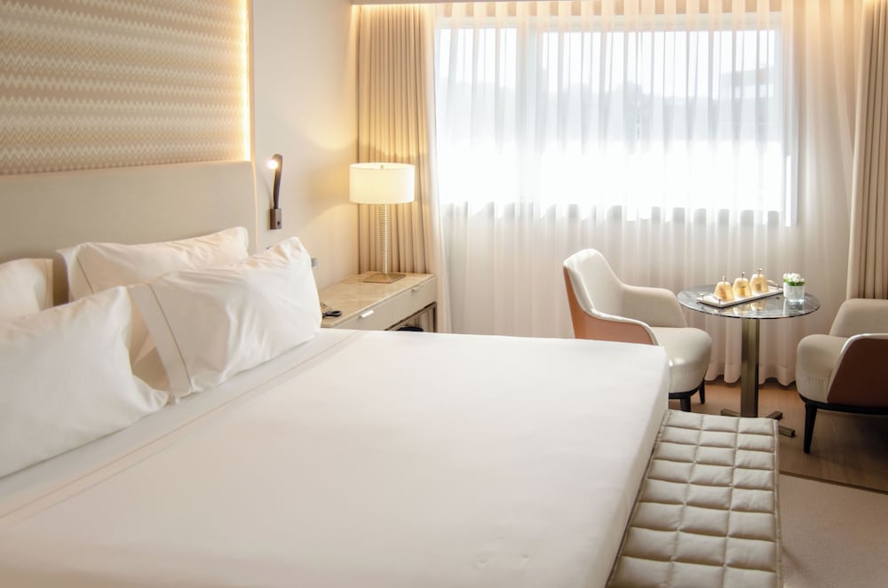 DELUXE, SUITE