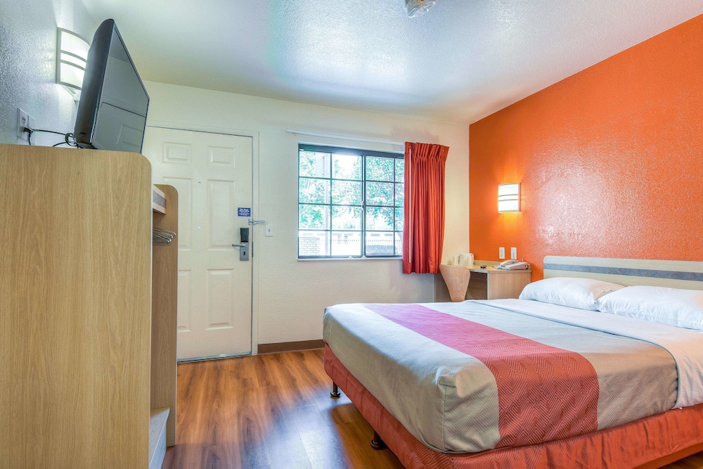 Motel6 Pomona, CA - Los Angeles 10/36