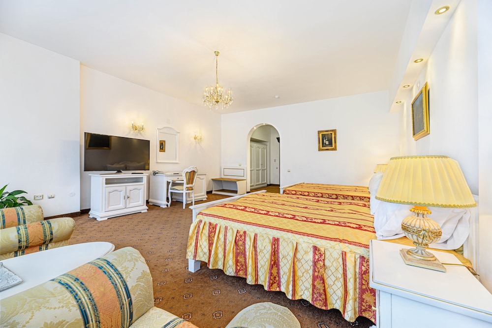 DELUXE, 2 QUEEN BEDS, BALCONY, ACCESSIBLE