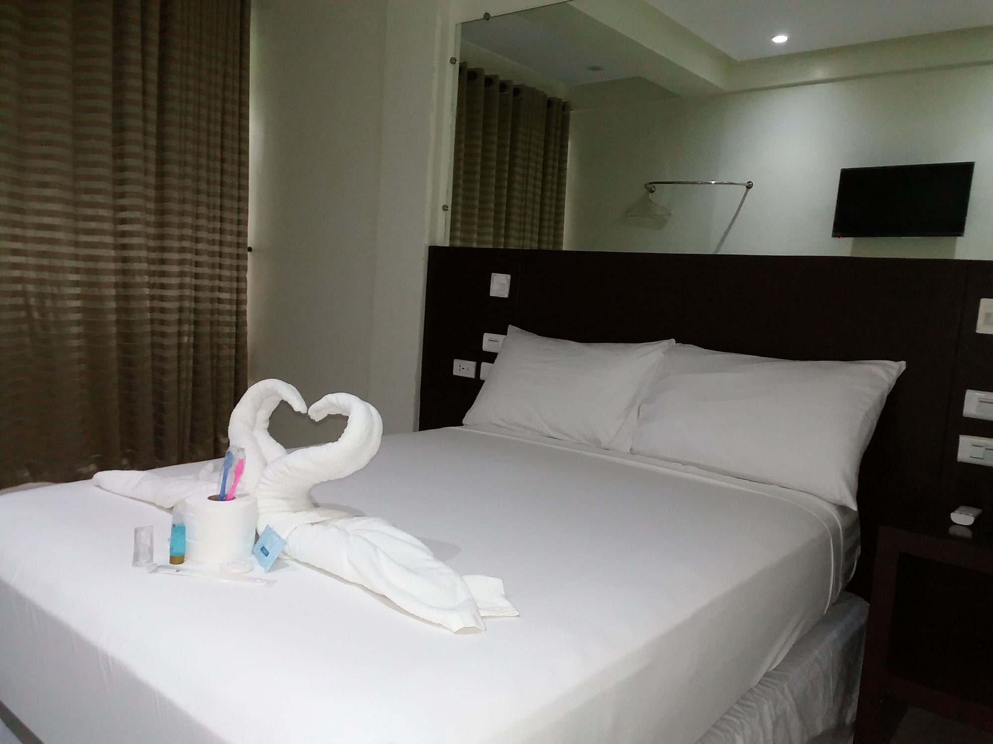 DELUXE, SINGLE, QUEEN BED