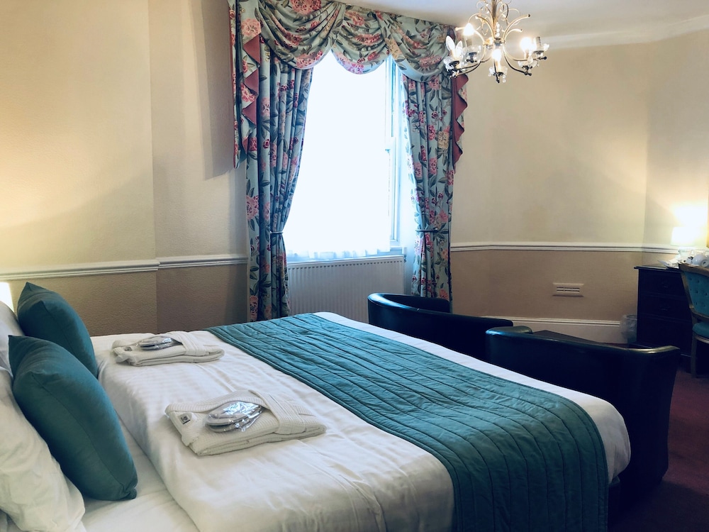 Royal Hotel Scarborough 18/74
