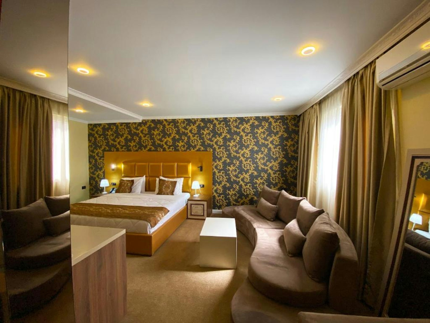 Hotel Deluxe 21/43