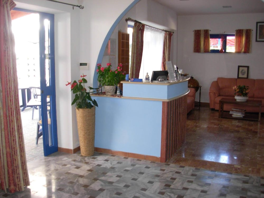 Beach Hotel 4/43