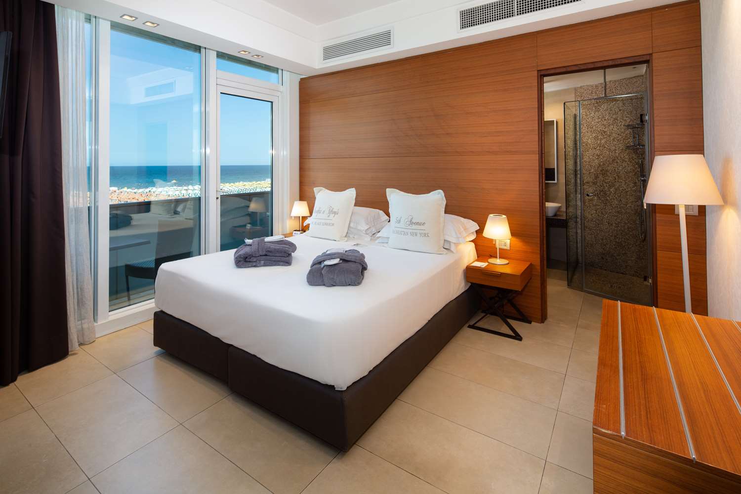Junior Suite, King Bed, Front Sea View, Hot Tub