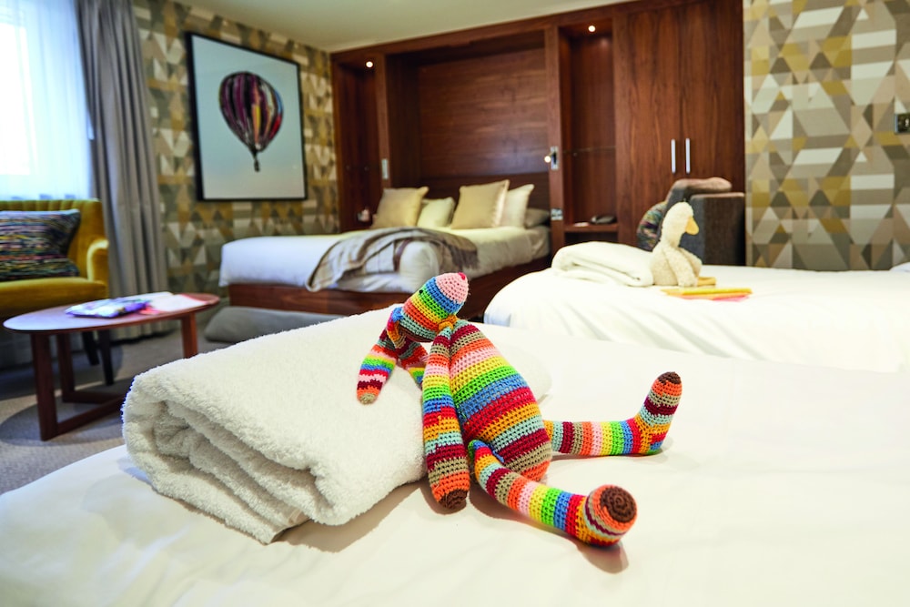 1 BEDROOM, FAMILY SUITE