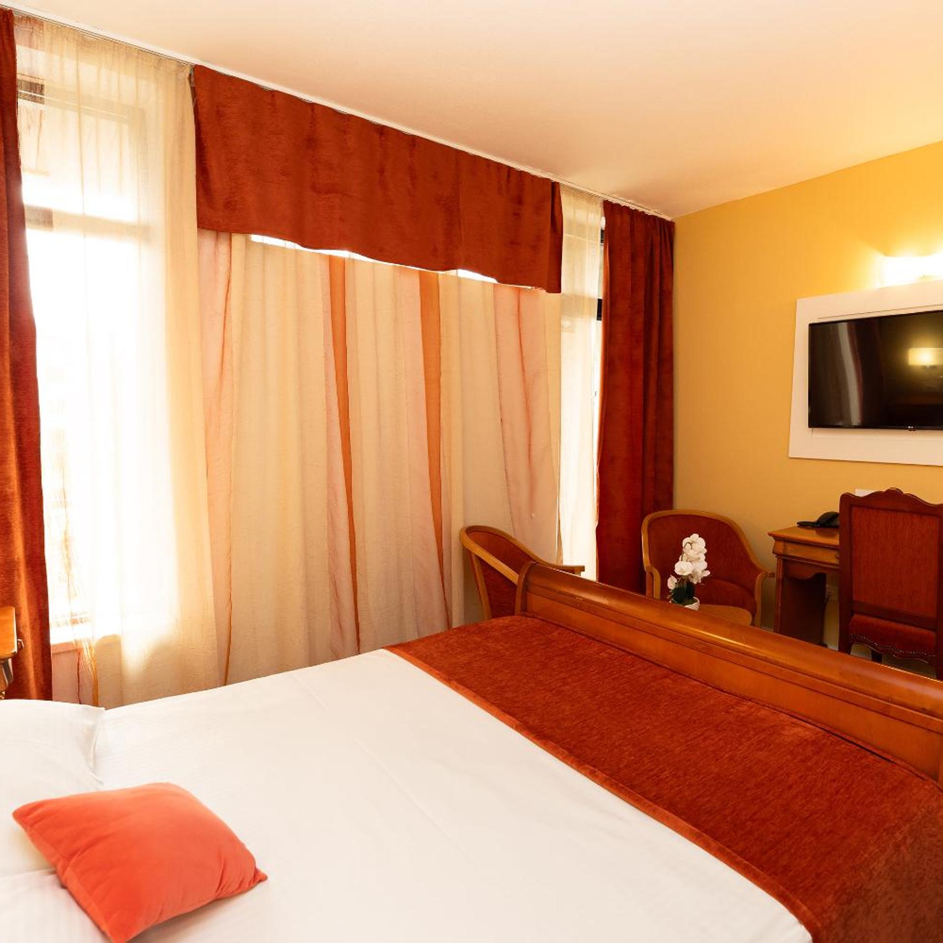 جناح، Continental Hotel 3/8