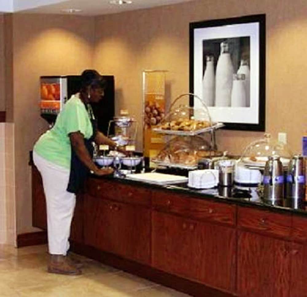 Hampton Inn Suites Bloomington Normal 35/48