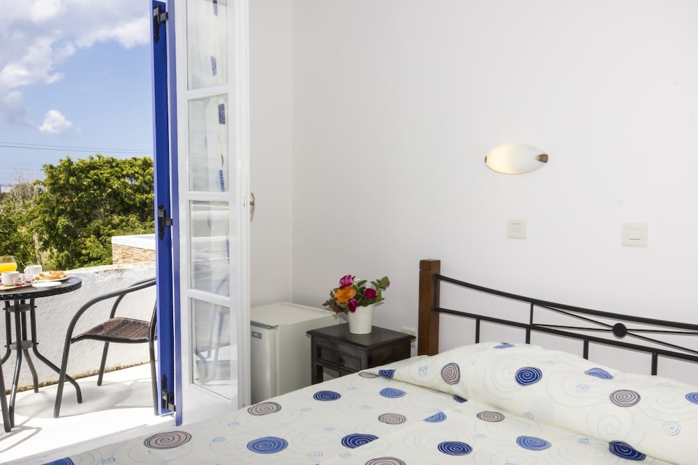 Naxos Holidays 42/64