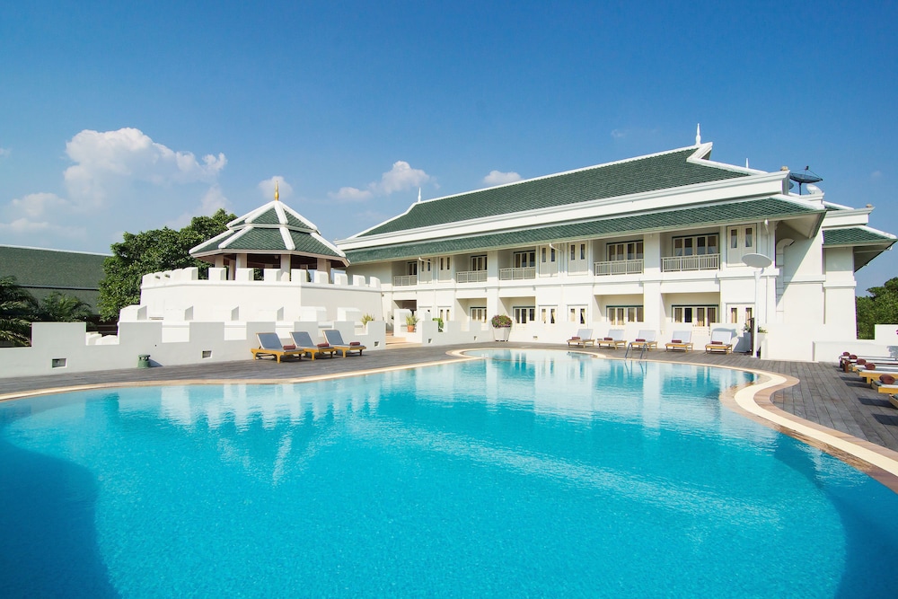 Kalanan Riverside Resort in PAK KRET