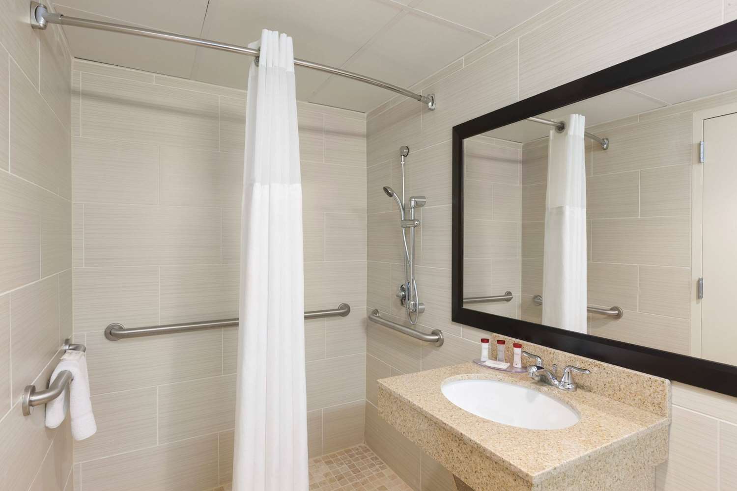 Ramada By Wyndham Rochelle Park Near Paramus 15/17