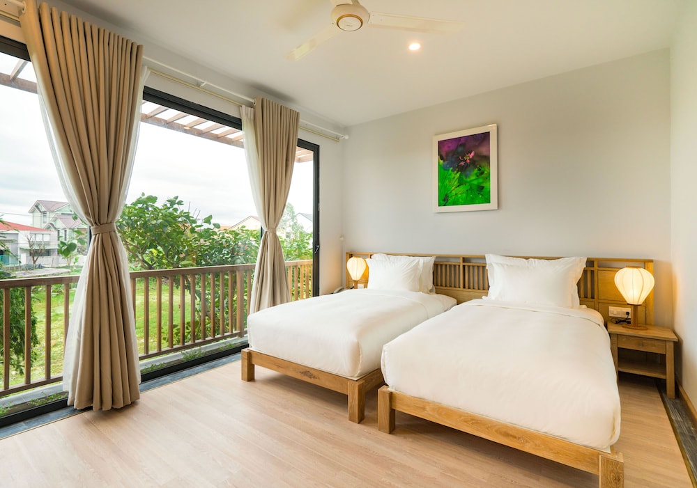 SUPERIOR, DOUBLE OR TWIN BED, BALCONY