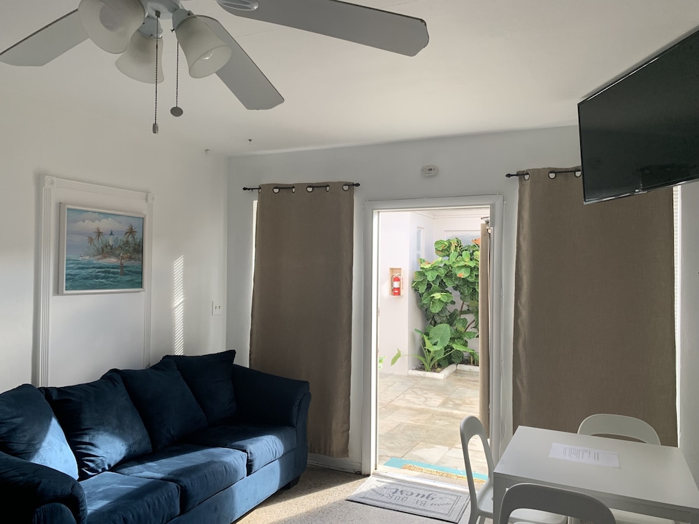 Tiana Beach Inn 26/48