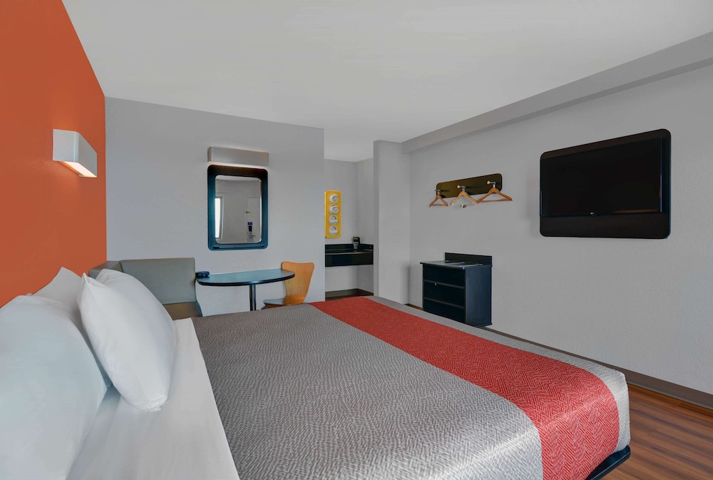 1 King Bed - Premium, Micfridge, Motel6 Cutler Bay, FL - Miami 2/10