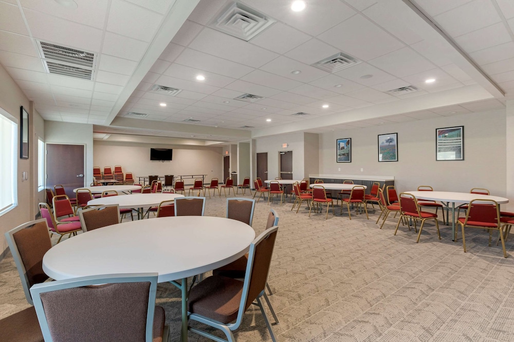Comfort Inn & Suites Balch Springs - SE Dallas 20/30
