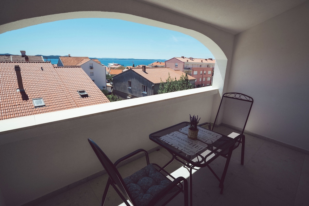 PETRA APARTMENTS 12/40