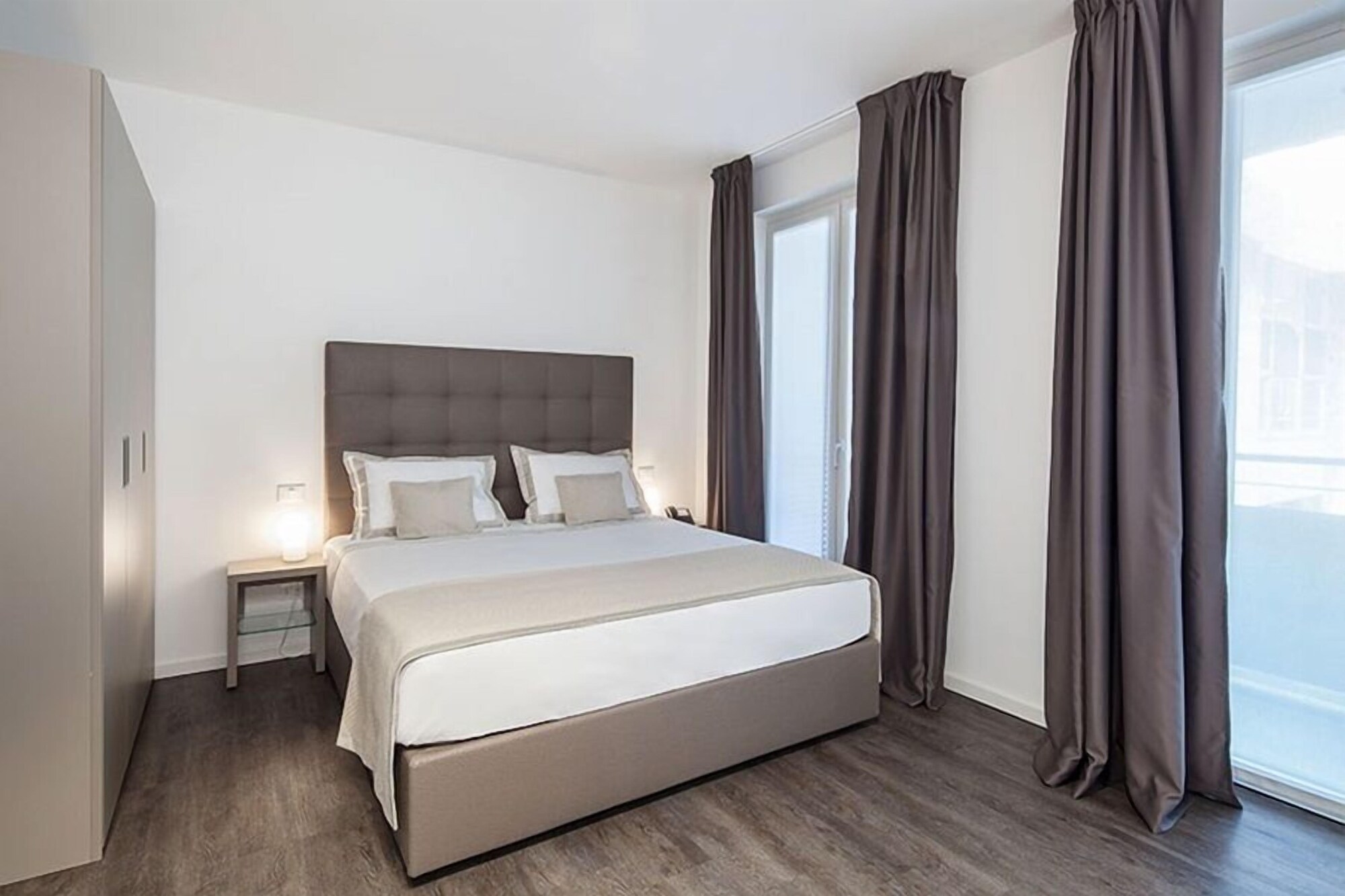DELUXE, STUDIO, KITCHENETTE