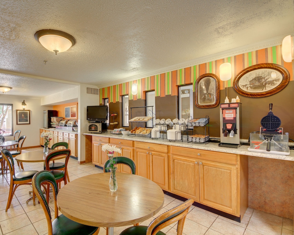 Comfort Inn Midwestern Square 21/27