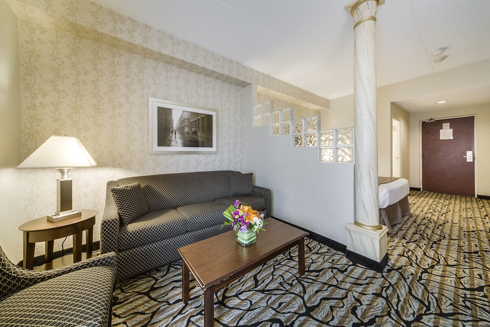 Monte Carlo Inn Oakville Suites 44/68