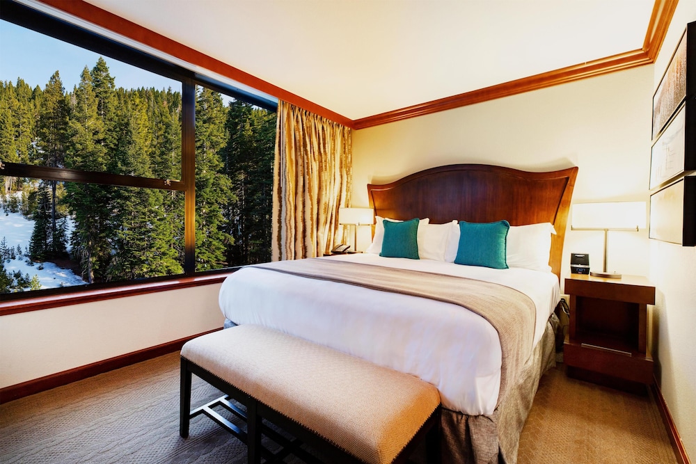 Deluxe, Suite, 1 King and 2 Queen Beds, Forest View, Valley View, Sofa