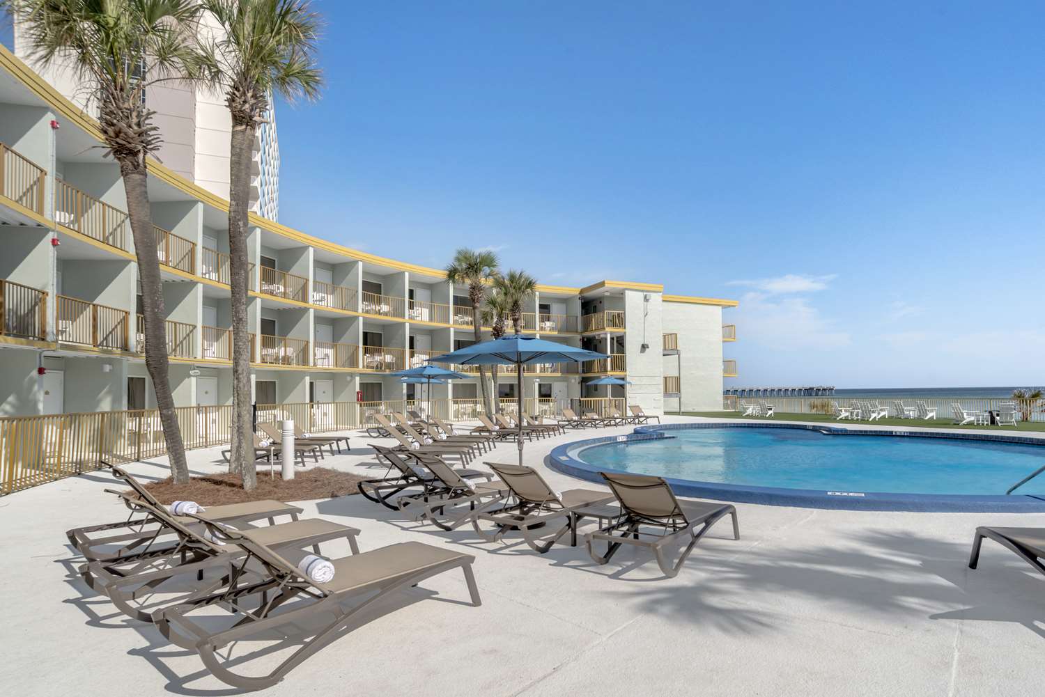 Chateau Beachfront Hotel, A By The Sea Resort 18/18