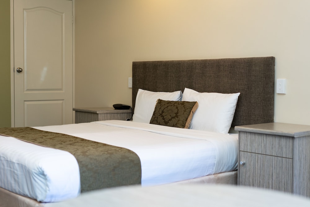 Prince of Wales Motor Inn 24/64