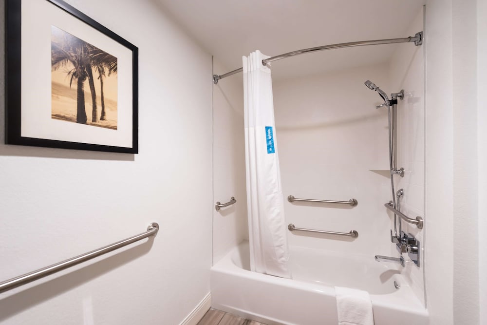 Hampton Inn Channel Islands Harbor 18/65