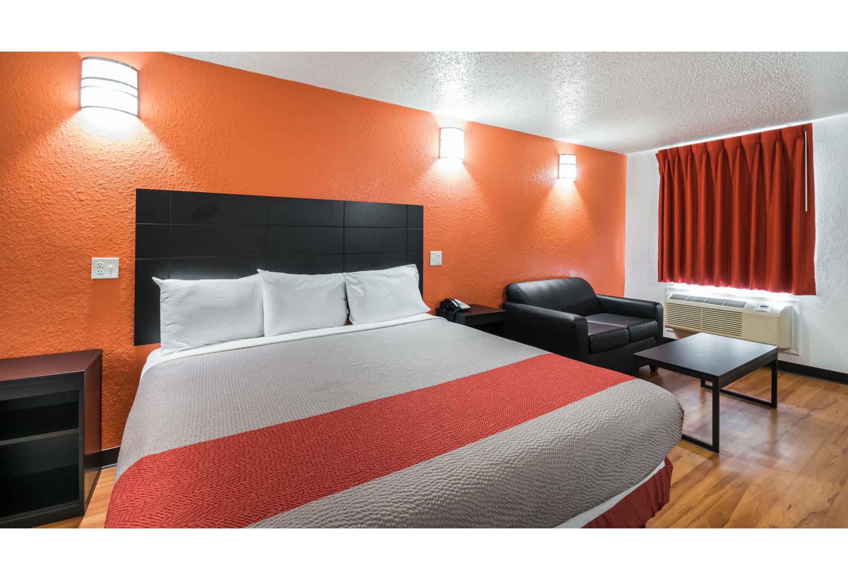 1 King Bed - Non-Smoking, Micfridge