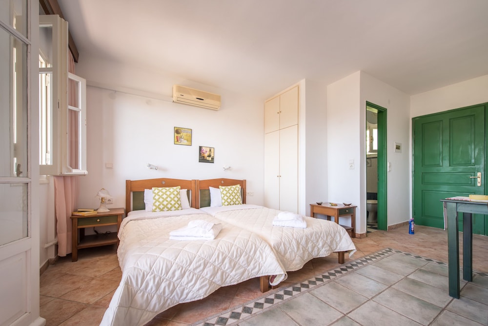 ROOM, DOUBLE BED