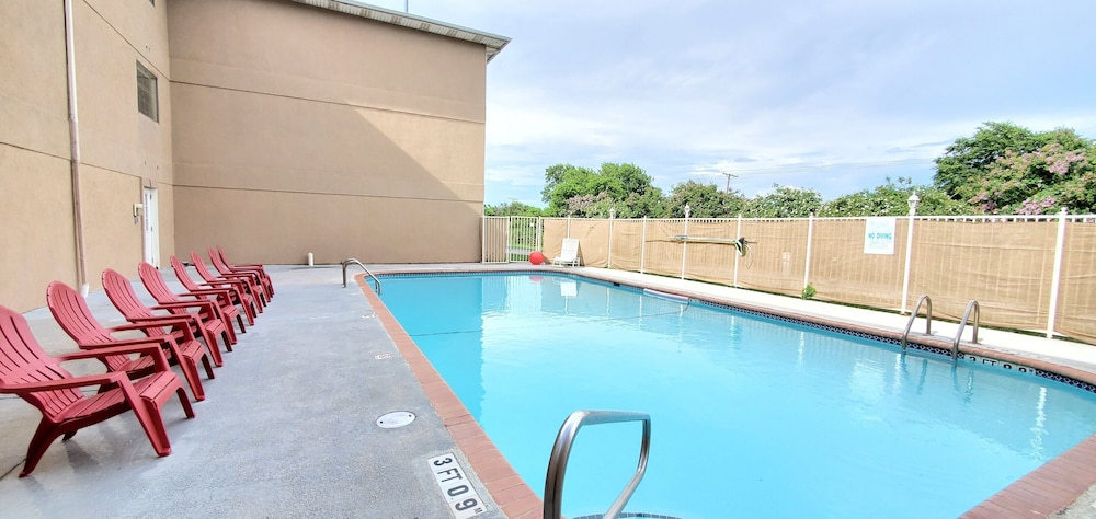 Super 8 by Wyndham Temple I-35 10/24