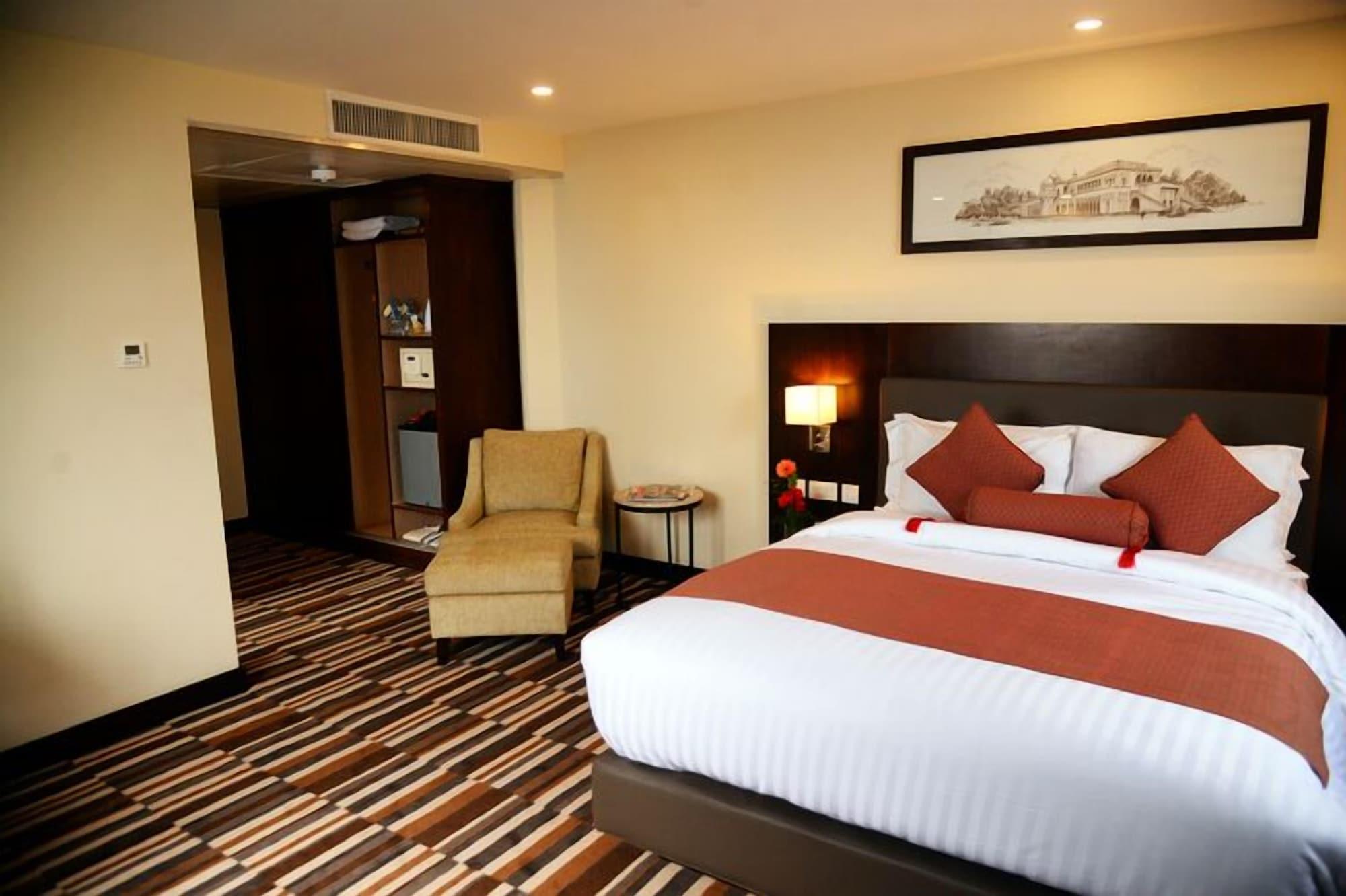 Avari Xpress Gulberg Lahore 14/36